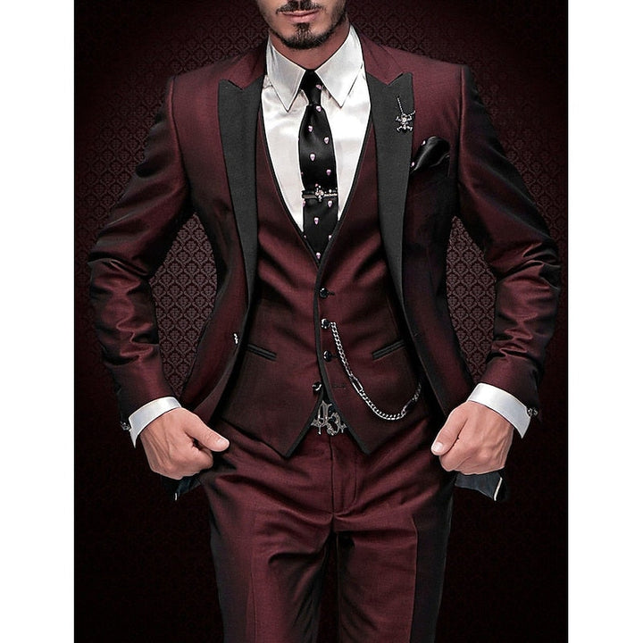 "Dreiteiliges Leinen-Set für Herren, bestehend aus schlichtem Blazer, eleganter Weste und passender Hose in hellem Grau."