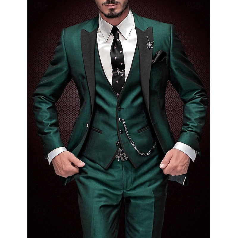 "Dreiteiliges Leinen-Set für Herren, bestehend aus schlichtem Blazer, eleganter Weste und passender Hose in hellem Grau."