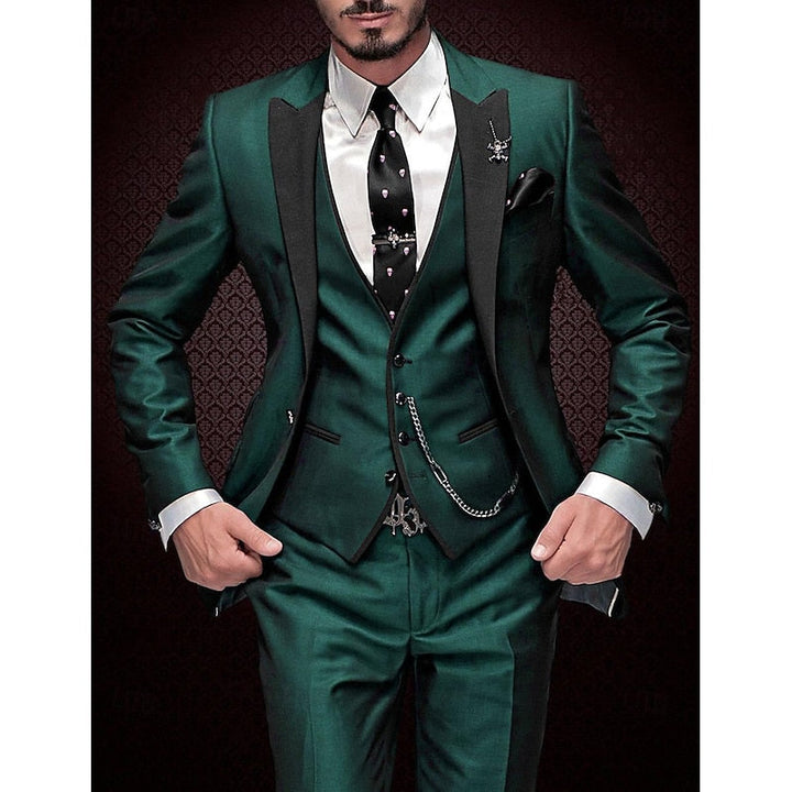 "Dreiteiliges Leinen-Set für Herren, bestehend aus schlichtem Blazer, eleganter Weste und passender Hose in hellem Grau."