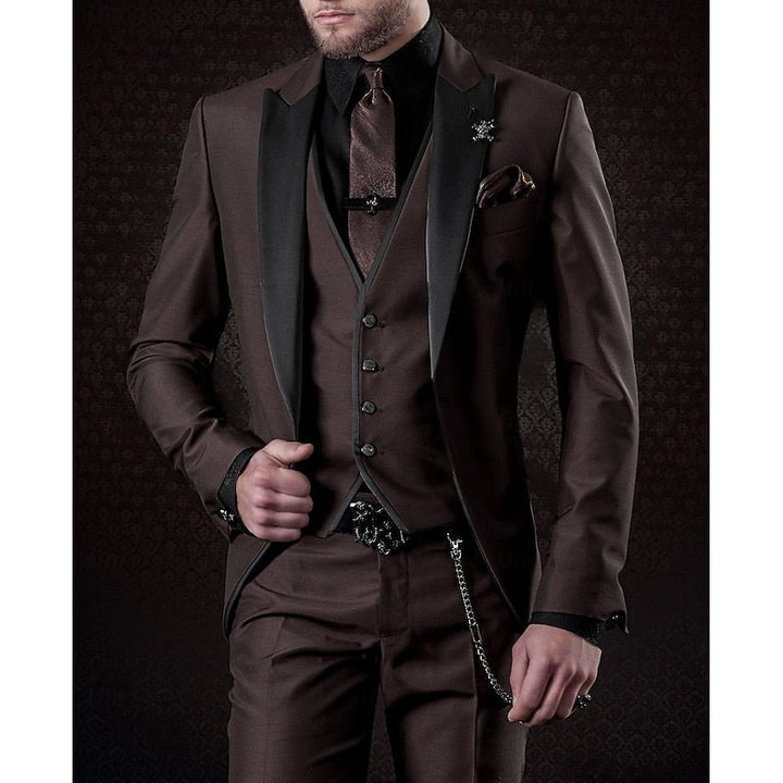 "Dreiteiliges Leinen-Set für Herren, bestehend aus schlichtem Blazer, eleganter Weste und passender Hose in hellem Grau."