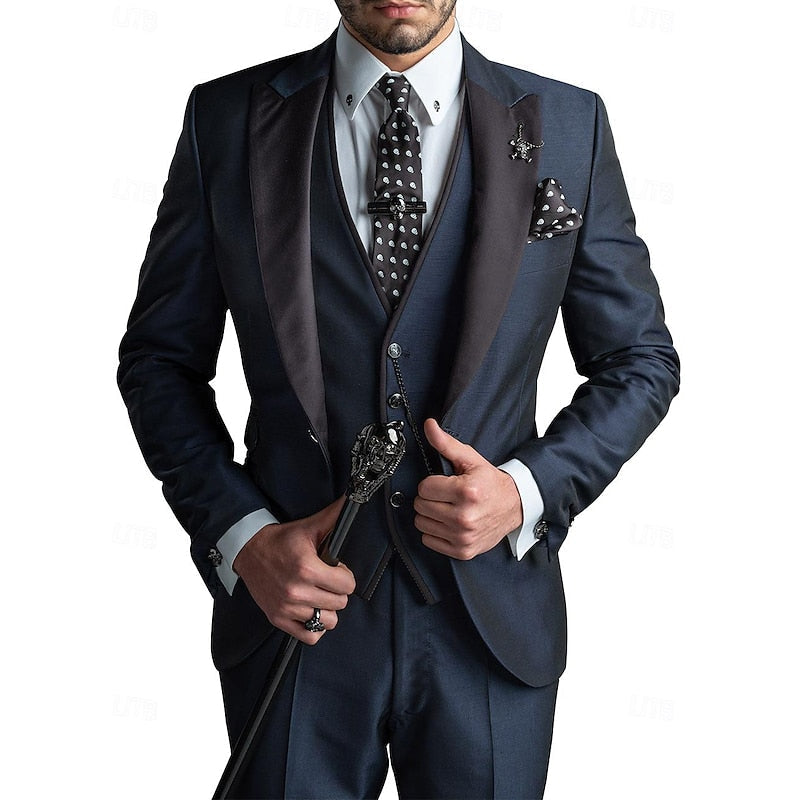 "Dreiteiliges Leinen-Set für Herren, bestehend aus schlichtem Blazer, eleganter Weste und passender Hose in hellem Grau."