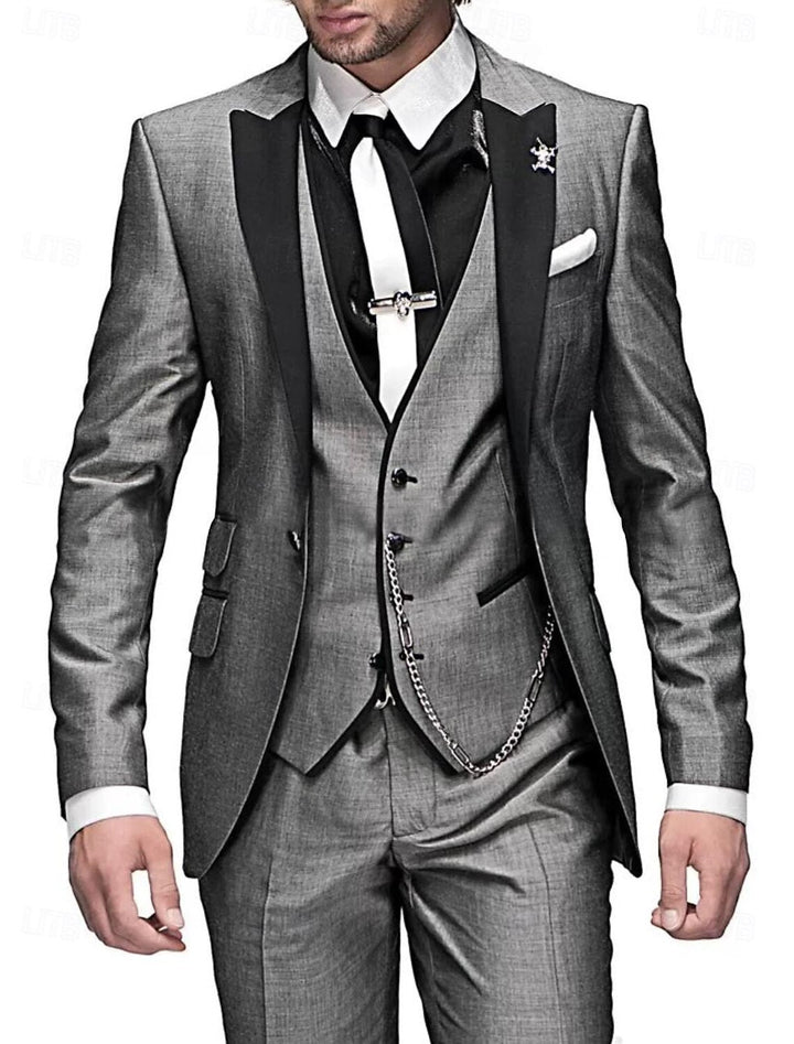 "Dreiteiliges Leinen-Set für Herren, bestehend aus schlichtem Blazer, eleganter Weste und passender Hose in hellem Grau."