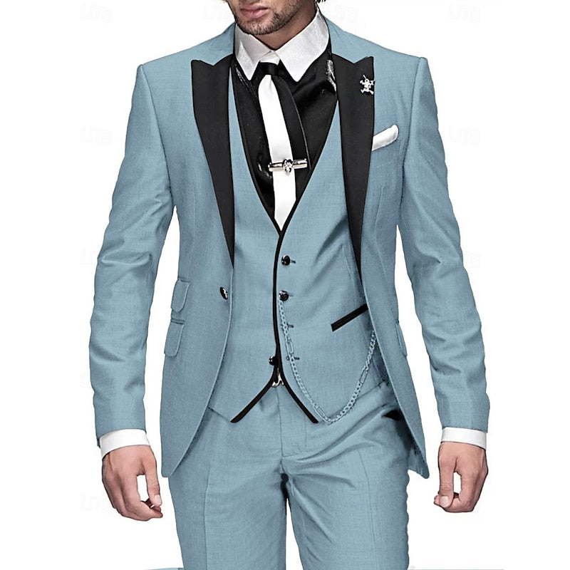 "Dreiteiliges Leinen-Set für Herren, bestehend aus schlichtem Blazer, eleganter Weste und passender Hose in hellem Grau."