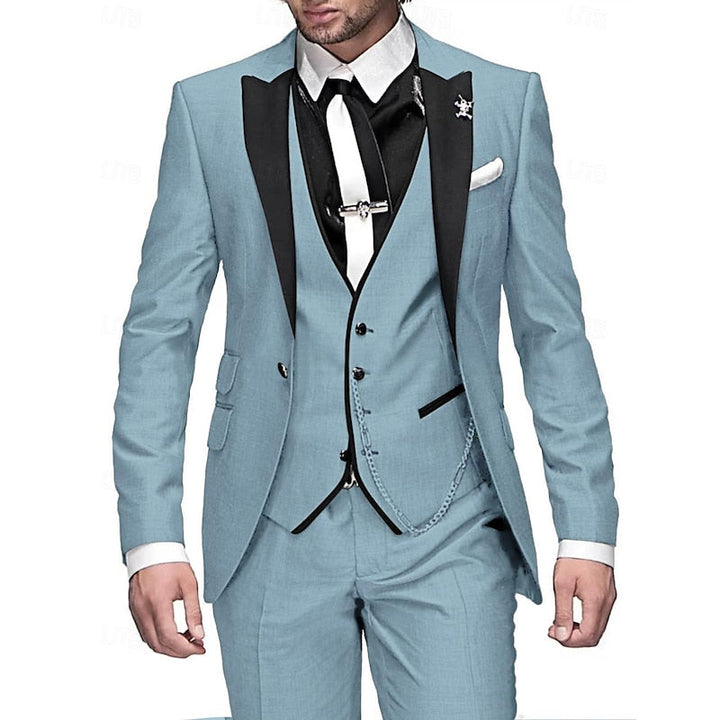 "Dreiteiliges Leinen-Set für Herren, bestehend aus schlichtem Blazer, eleganter Weste und passender Hose in hellem Grau."