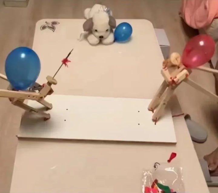 "DuelPop Ballon-Schwertspiel: Vier farbige Schwerter und Luftballons für spannende Duelle und actiongeladenen Spielspaß."