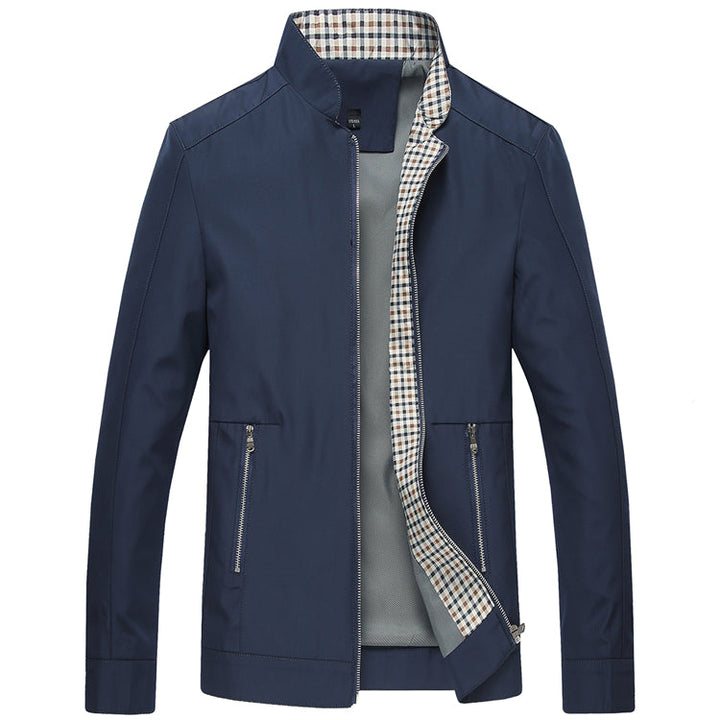 Dunkelblaue Herrenjacke, Reißverschluss, kariertes Innenfutter, modisch, Freizeitkleidung.
