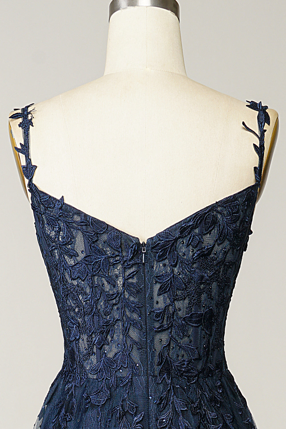 Dunkelblaues Spitzenkleid, ärmellos, Rückansicht, elegantes Abendkleid, florales Muster.