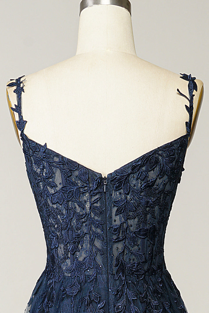 Dunkelblaues Spitzenkleid, ärmellos, Rückansicht, elegantes Abendkleid, florales Muster.