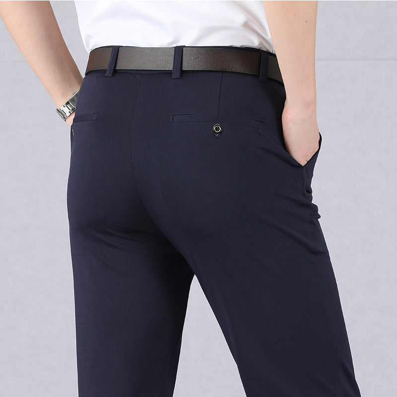 Dunkelblaue Herren-Chinohose, Baumwolle, eleganter Stil, Rückansicht, mit schwarzem Ledergürtel.
