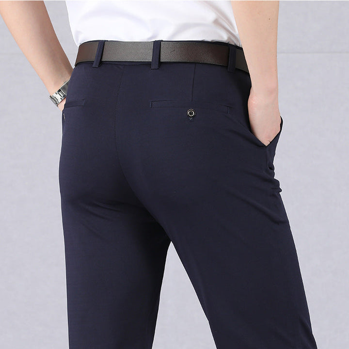 Dunkelblaue Herren-Chinohose, Baumwolle, eleganter Stil, Rückansicht, mit schwarzem Ledergürtel.