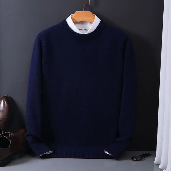 Dunkelblauer Herrenpullover aus Wolle, elegant, auf Kleiderbügel, vor schwarzem Hintergrund.