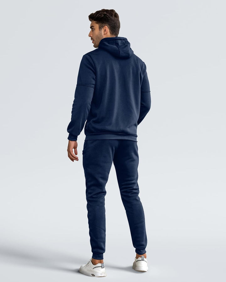 Mann in dunkelblauem Hoodie und Jogginghose, Rückansicht, sportliche Freizeitkleidung.