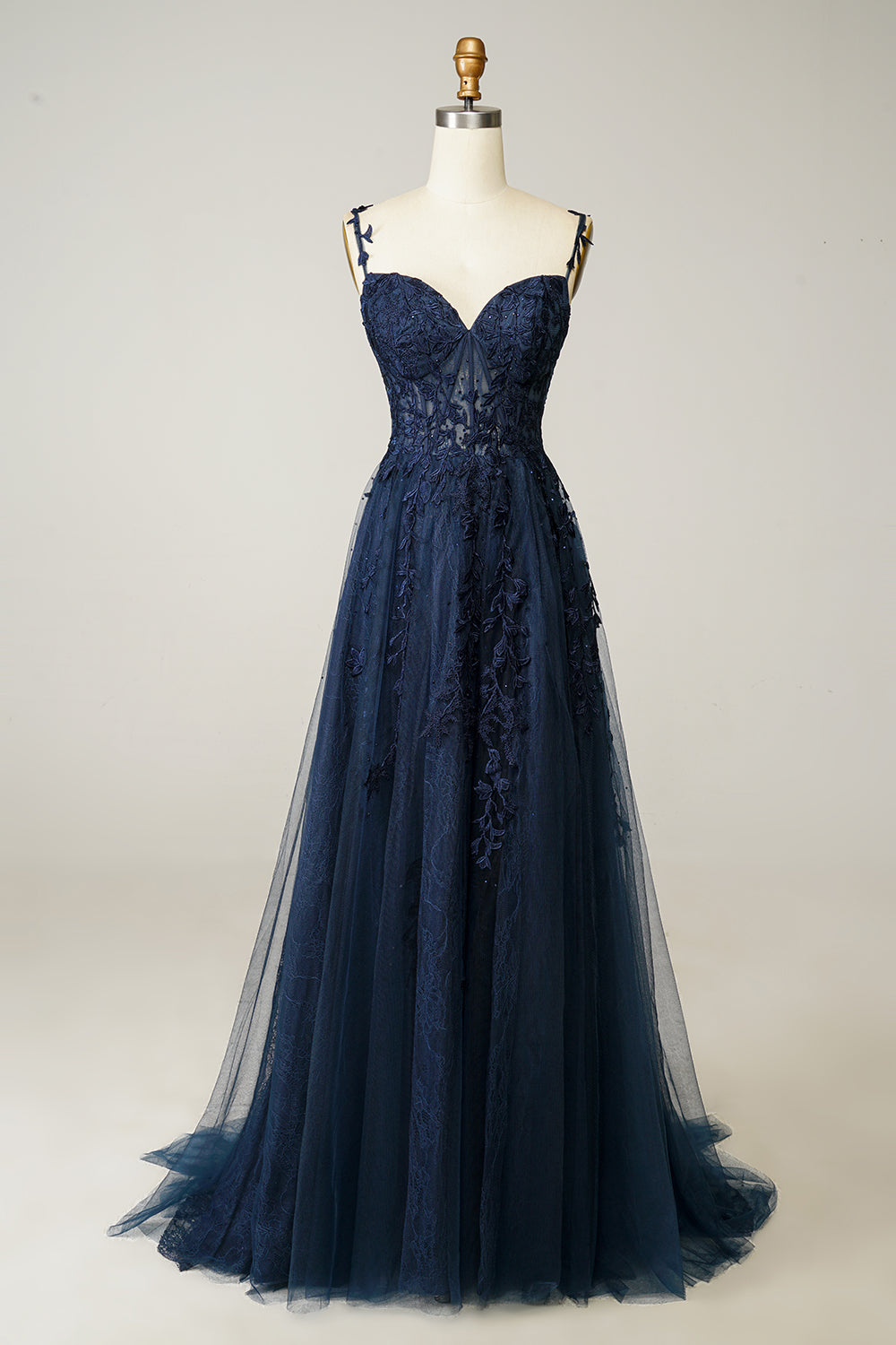 Dunkelblaues Abendkleid aus Spitze und Tüll, herzförmiges Dekolleté, elegantes Design.