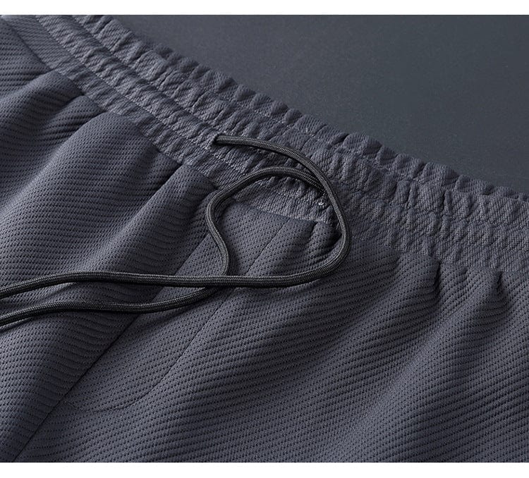 Dunkelgraue Sportshorts aus atmungsaktivem Mesh mit elastischem Bund und Kordelzug.