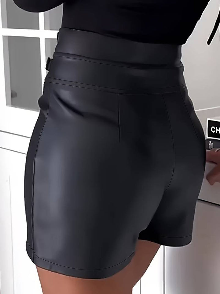 Damen Ledershorts mit Schnalle in Schwarz