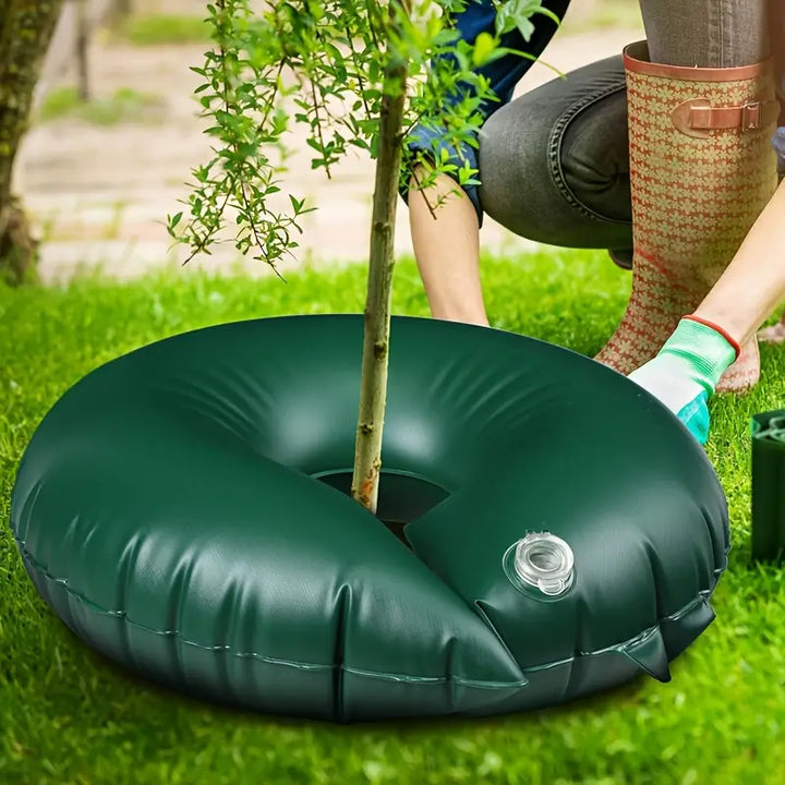 "Effektive 15/20 Gallon Baum Bewässerungstasche, grün und braun, für gleichmäßige Tropfbewässerung von Gartenbäumen."