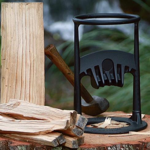 "Effizienter Holzspalter im Einsatz, sicherer Spaltprozess dank robustem Ring, ideal für Garten und Outdoor."