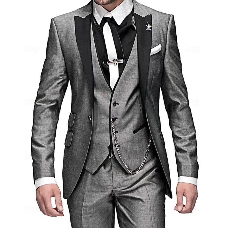 "Eike Anzug 3-teilig: eleganter Blazer, ärmellose Weste, passende Hose, ideal für formelle Anlässe."