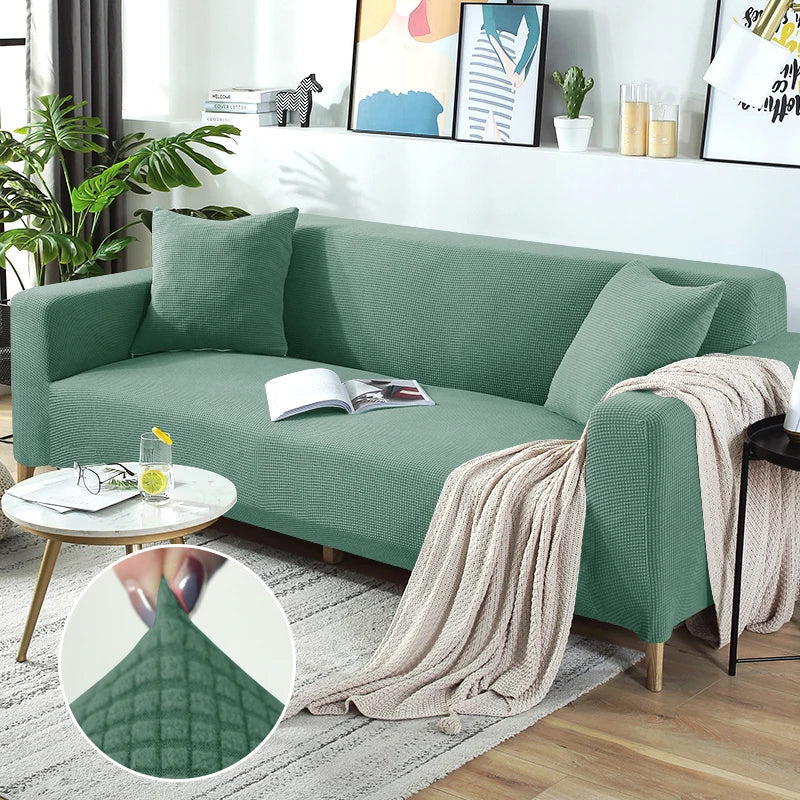 "Elastischer Sofabezug in Beige auf einem Sofa, stilvoller Schutz, passt perfekt durch Flexibilität, für Wohnzimmereinrichtun