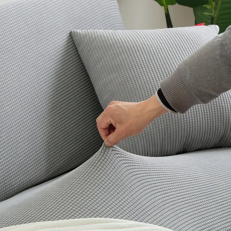 "Elastischer Sofabezug in Beige auf einem Sofa, stilvoller Schutz, passt perfekt durch Flexibilität, für Wohnzimmereinrichtun