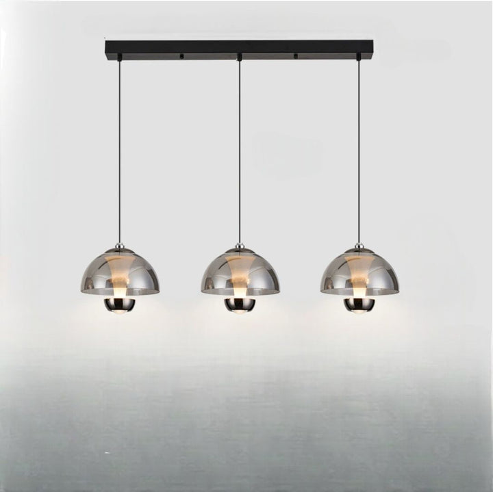 "Elegante 3-flammige Hängeleuchte mit bernsteinfarbenen Glasschirmen, ideal für moderne Küchen und Esszimmer, nordischer Stil
