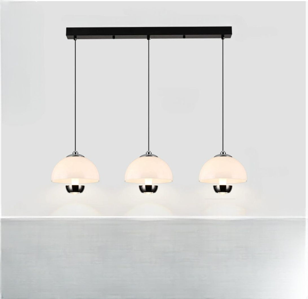 "Elegante 3-flammige Hängeleuchte mit bernsteinfarbenen Glasschirmen, ideal für moderne Küchen und Esszimmer, nordischer Stil