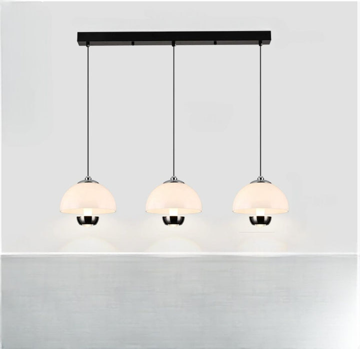 "Elegante 3-flammige Hängeleuchte mit bernsteinfarbenen Glasschirmen, ideal für moderne Küchen und Esszimmer, nordischer Stil
