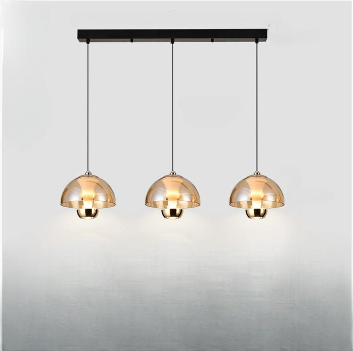 "Elegante 3-flammige Hängeleuchte mit bernsteinfarbenen Glasschirmen, ideal für moderne Küchen und Esszimmer, nordischer Stil