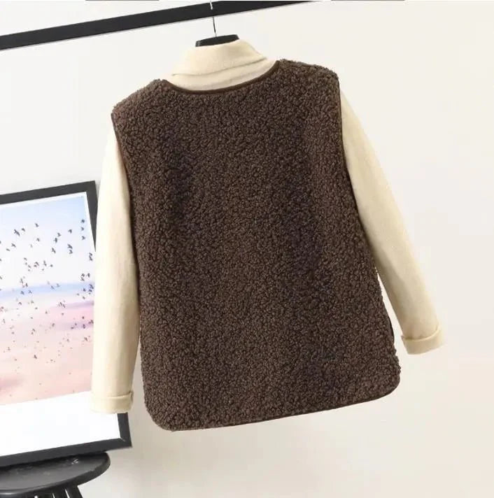 Elegante beige Plüsch-Weste für Damen, ideal für Layering im Herbst, aus weichem Material für Komfort und Stil.