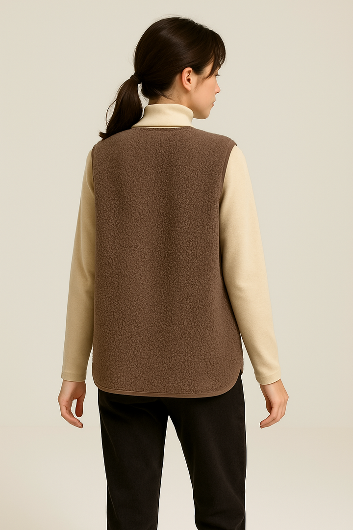 Elegante beige Plüsch-Weste für Damen, ideal für Layering im Herbst, aus weichem Material für Komfort und Stil.