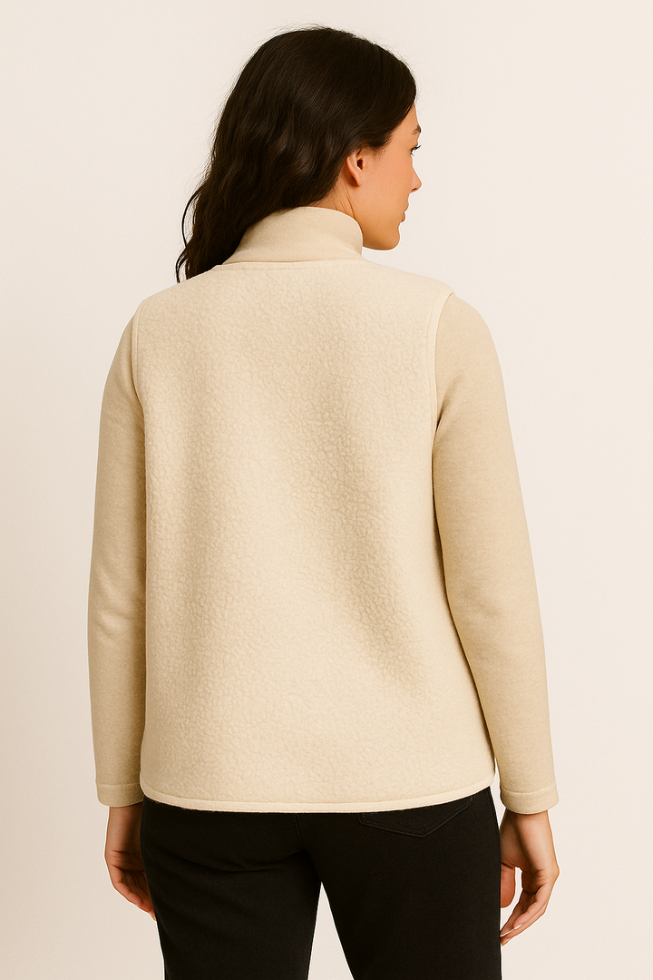 Elegante beige Plüsch-Weste für Damen, ideal für Layering im Herbst, aus weichem Material für Komfort und Stil.