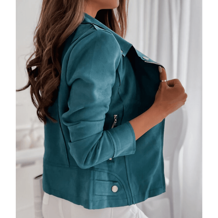 Elegante Bikerjacke für Damen in klassischem Vintage-Stil, schmeichelhafte Passform und vielseitig kombinierbar.