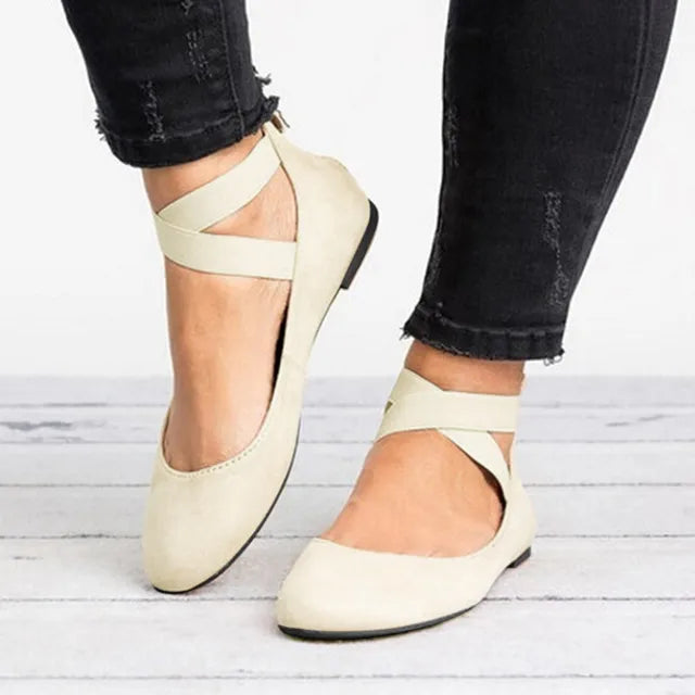 Elegante cremefarbene orthopädische Ballerinas mit elastischem Riemen, ideal für Komfort und stilbewusste Frauen.