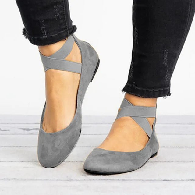 Elegante cremefarbene orthopädische Ballerinas mit elastischem Riemen, ideal für Komfort und stilbewusste Frauen.