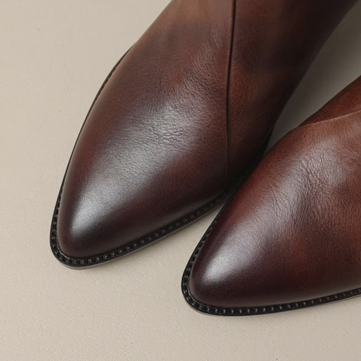 Elegante Damen Leder Stiefelette mit Blockabsatz, aus hochwertigem Echtleder, für stilvollen Komfort, rutschfeste Sohle.