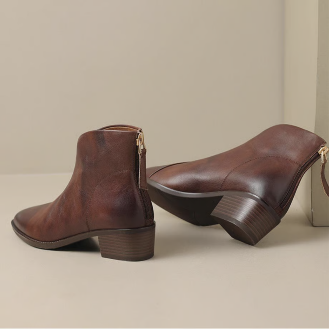 Elegante Damen Leder Stiefelette mit Blockabsatz, aus hochwertigem Echtleder, für stilvollen Komfort, rutschfeste Sohle.