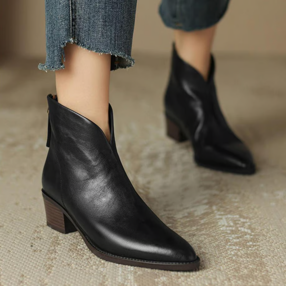 Elegante Damen Leder Stiefelette mit Blockabsatz, aus hochwertigem Echtleder, für stilvollen Komfort, rutschfeste Sohle.