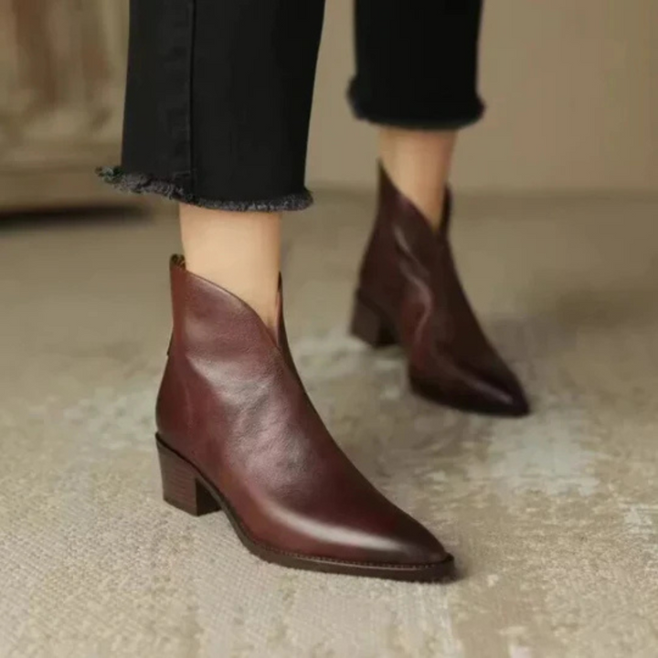 Elegante Damen Leder Stiefelette mit Blockabsatz, aus hochwertigem Echtleder, für stilvollen Komfort, rutschfeste Sohle.