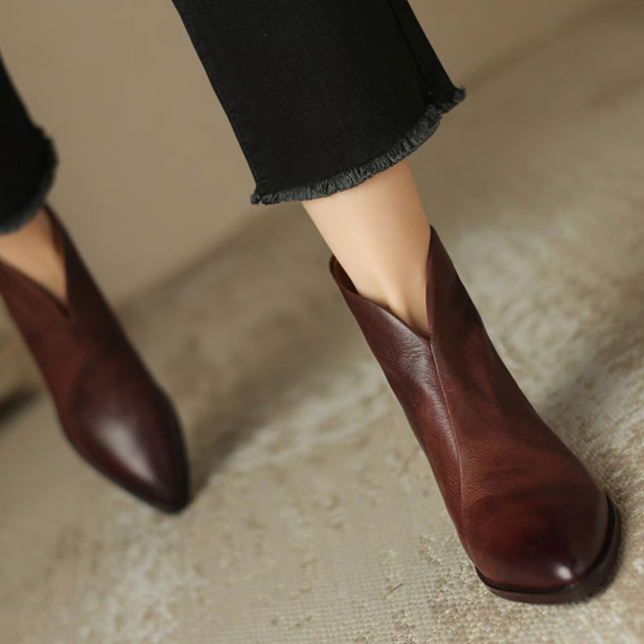 Elegante Damen Leder Stiefelette mit Blockabsatz, aus hochwertigem Echtleder, für stilvollen Komfort, rutschfeste Sohle.