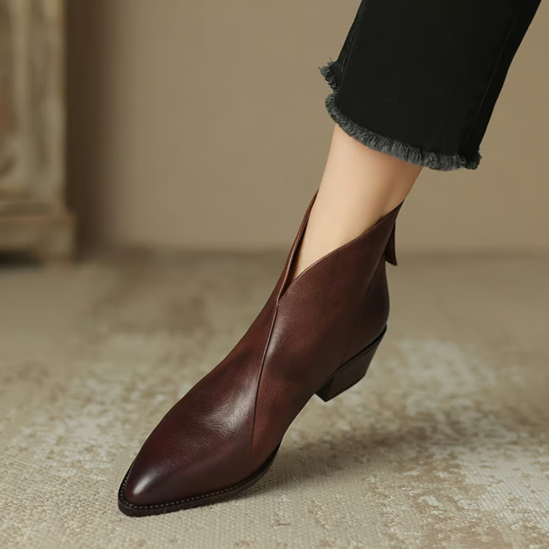 Elegante Damen Leder Stiefelette mit Blockabsatz, aus hochwertigem Echtleder, für stilvollen Komfort, rutschfeste Sohle.