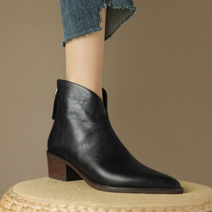 Elegante Damen Leder Stiefelette mit Blockabsatz, aus hochwertigem Echtleder, für stilvollen Komfort, rutschfeste Sohle.