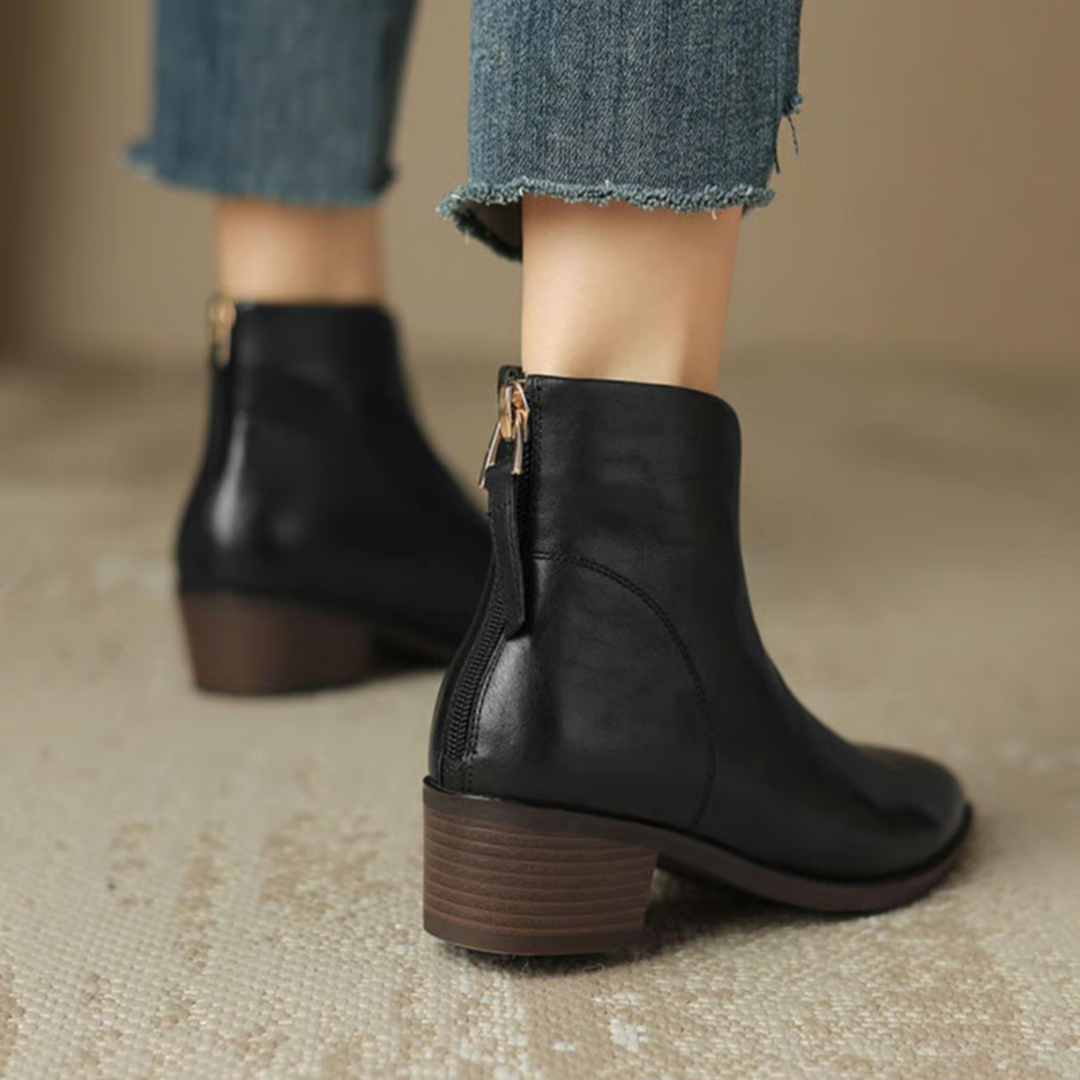 Elegante Damen Leder Stiefelette mit Blockabsatz, aus hochwertigem Echtleder, für stilvollen Komfort, rutschfeste Sohle.