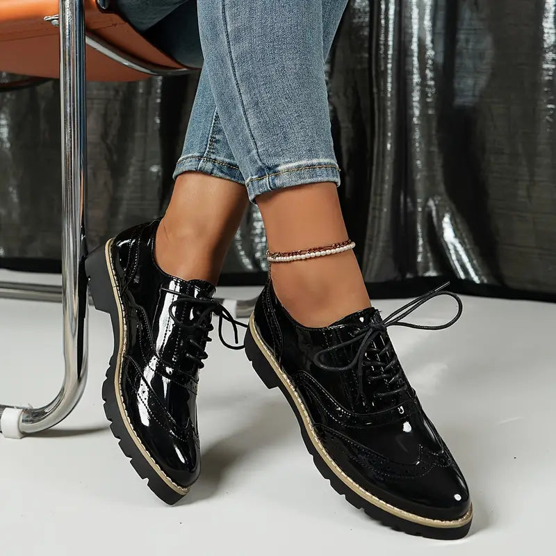 Elegante Damen Oxford Lackschuhe mit klobiger Sohle, glänzendem Finish und stilvollem Design, ideal für jedes Outfit.