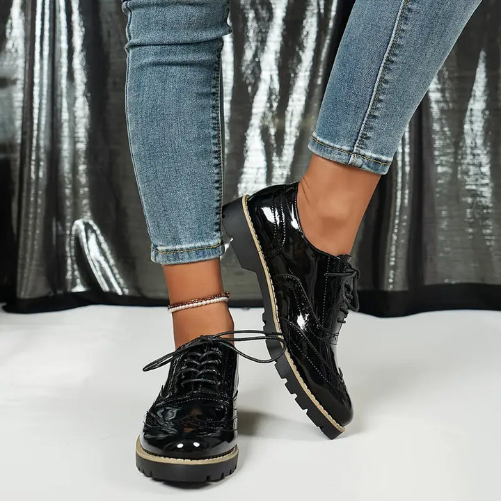 Elegante Damen Oxford Lackschuhe mit klobiger Sohle, glänzendem Finish und stilvollem Design, ideal für jedes Outfit.