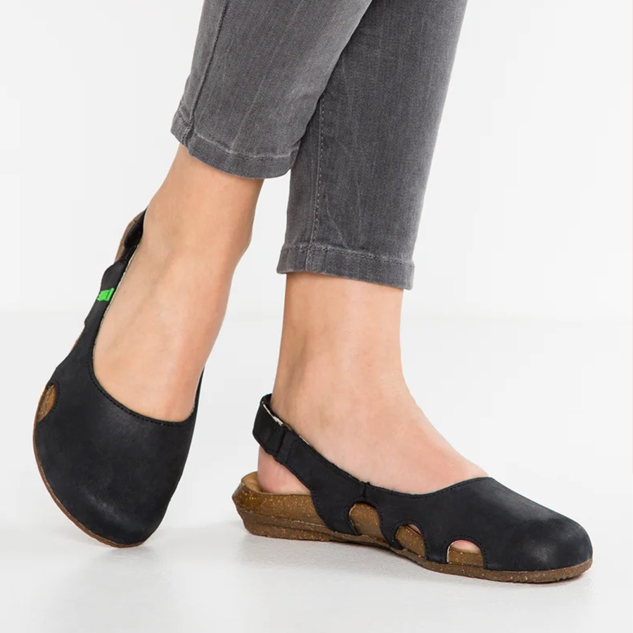 "Elegante Damen-Sandalen mit rutschfester Sohle und modernem Design, ideal für sommerliche Ausflüge."