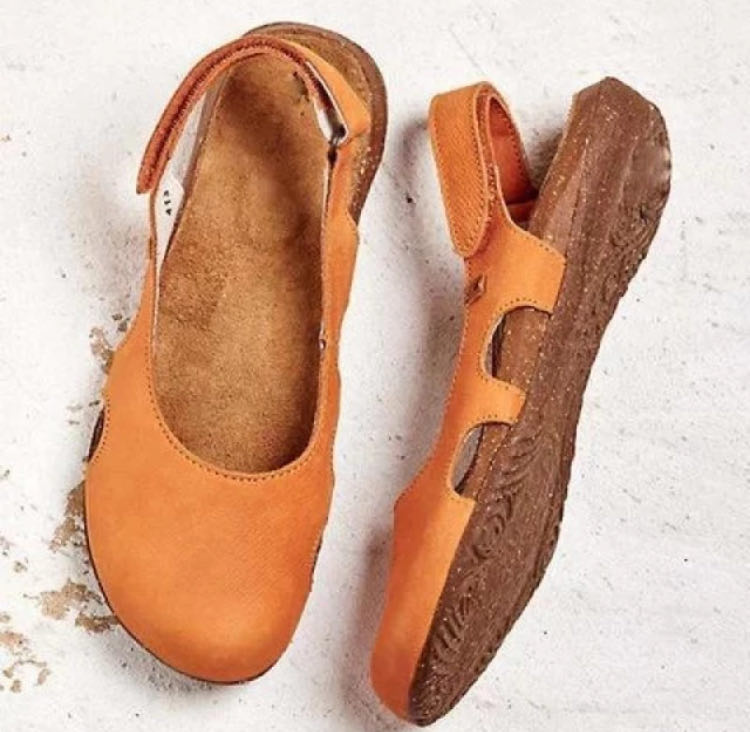 "Elegante Damen-Sandalen mit rutschfester Sohle und modernem Design, ideal für sommerliche Ausflüge."