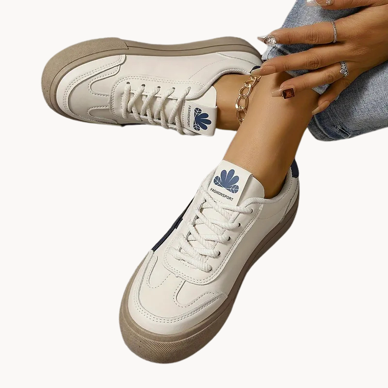 Elegante Damen Sneaker in Weiß, bieten ganztägigen Komfort, perfekte Passform und stilvolles Design.