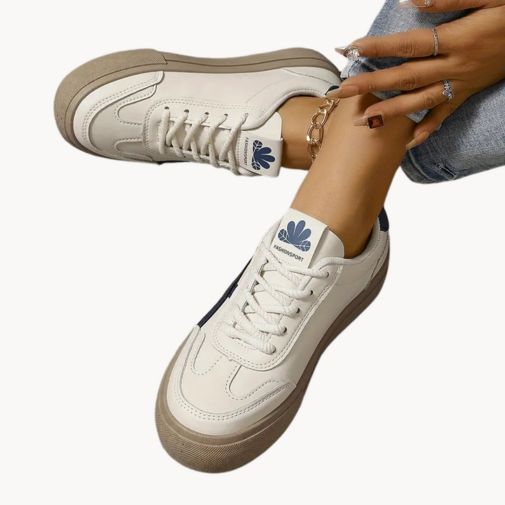 Elegante Damen Sneaker in Weiß, bieten ganztägigen Komfort, perfekte Passform und stilvolles Design.