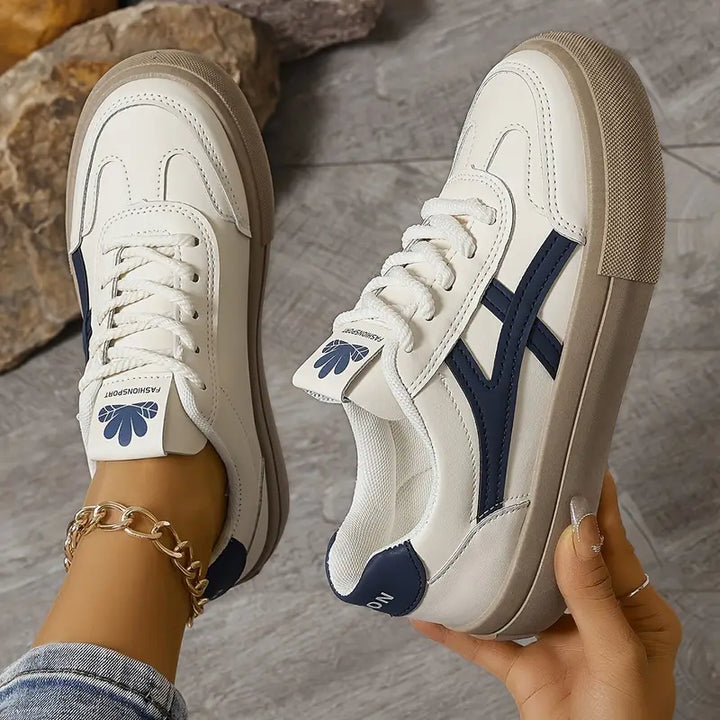 Elegante Damen Sneaker in Weiß, bieten ganztägigen Komfort, perfekte Passform und stilvolles Design.
