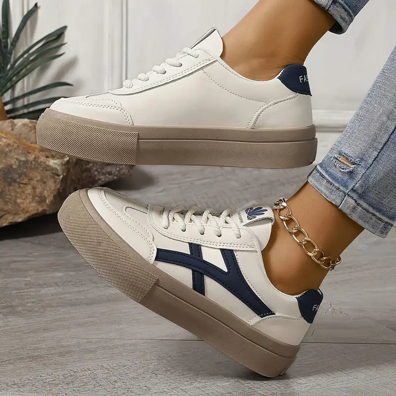 Elegante Damen Sneaker in Weiß, bieten ganztägigen Komfort, perfekte Passform und stilvolles Design.